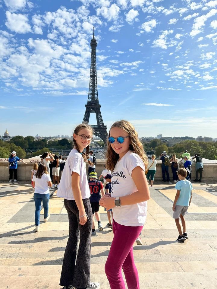Les filles devant la tour Eiffel