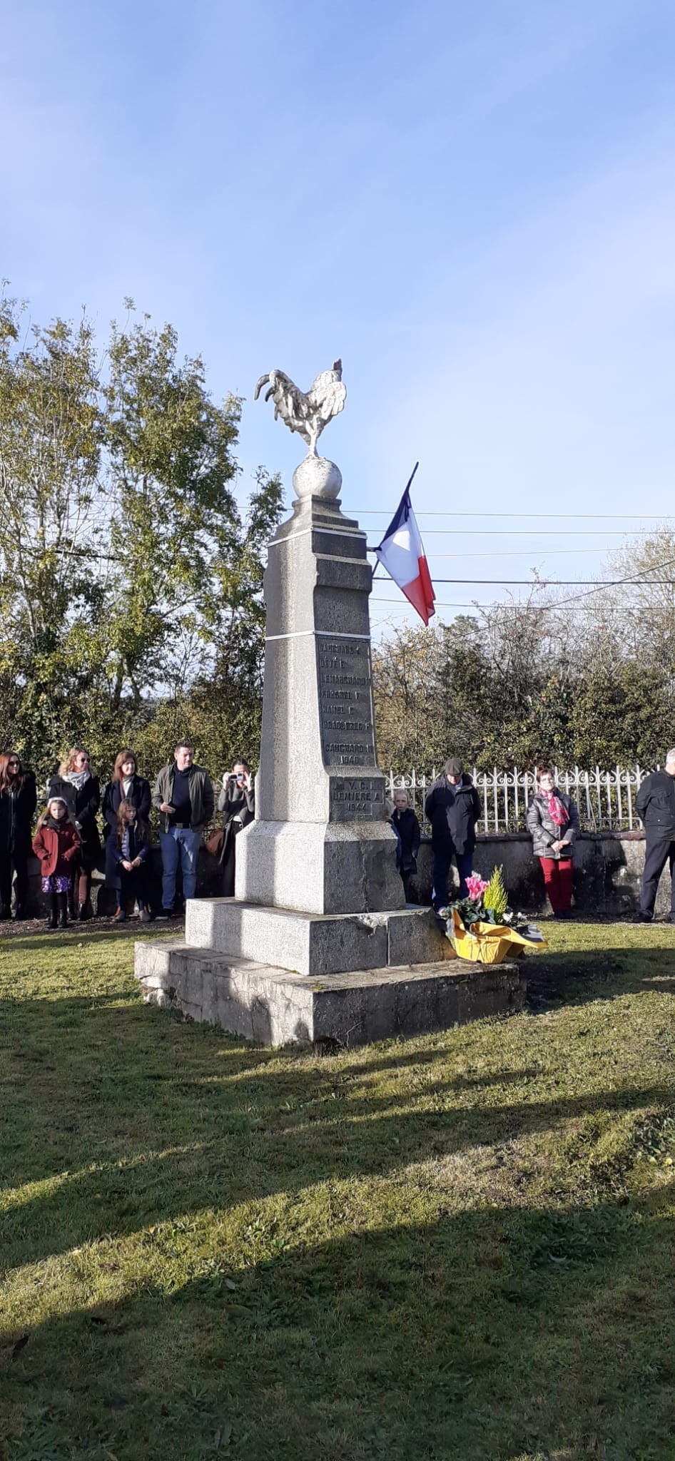 Monument aux morts de Tournay Sur Odon après le dépôt de la gerbe le 11 novembre 2023