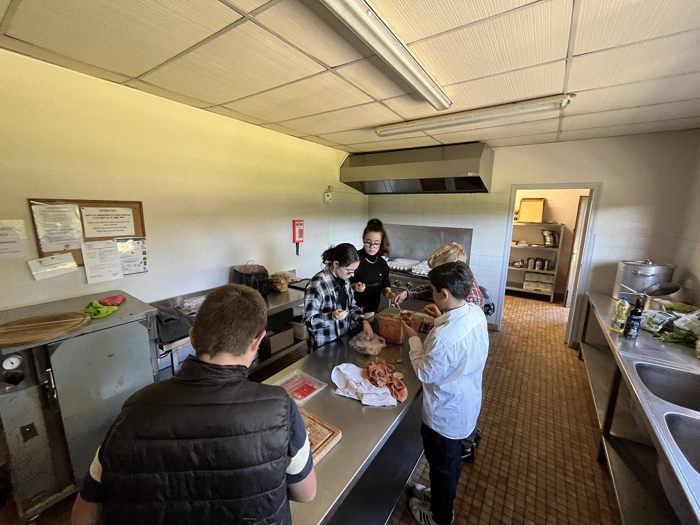 Nos jeunes a la preparation du repas des aines 2