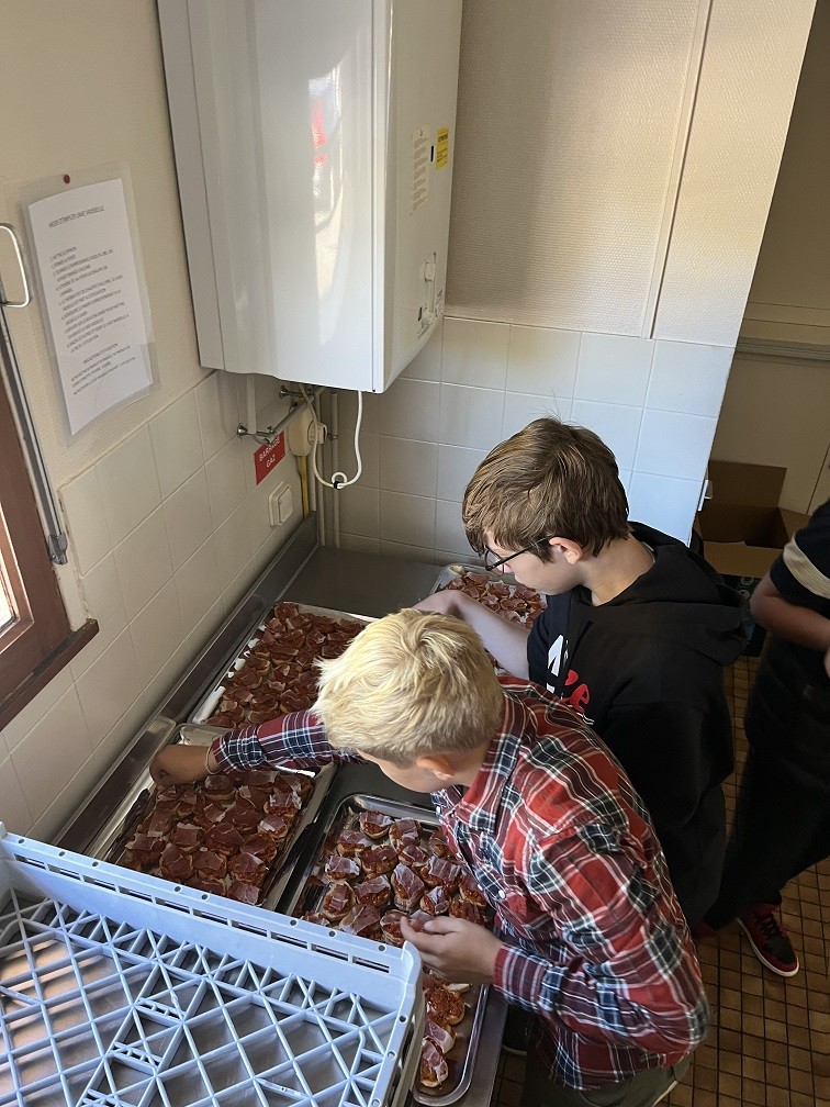 Nos jeunes a la preparation du repas des aines 3