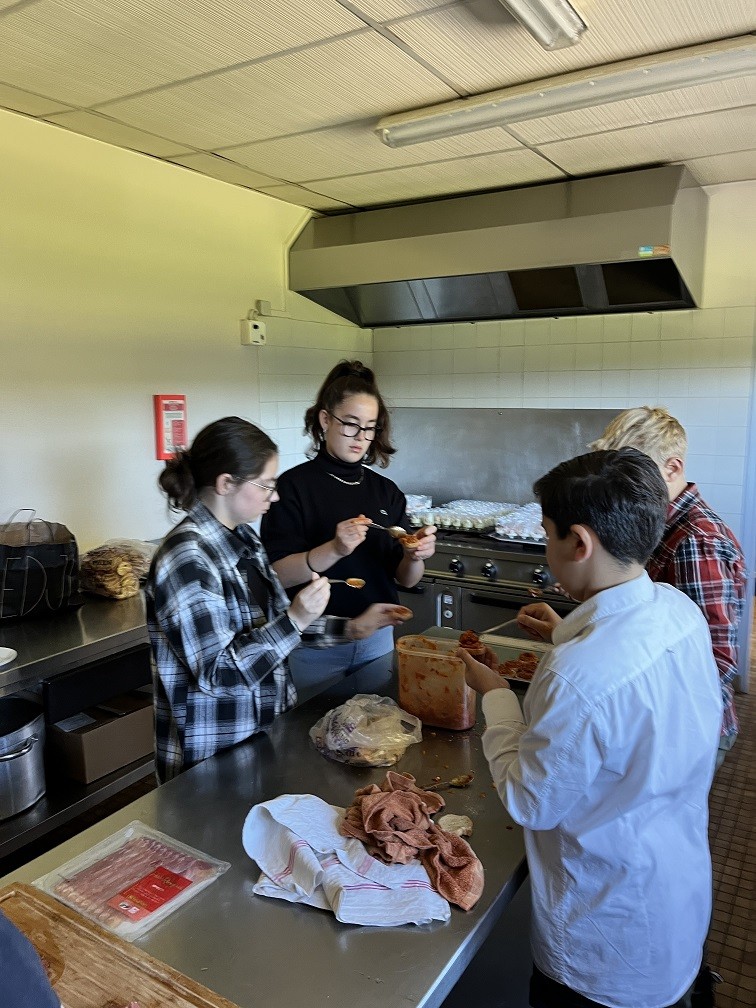 Nos jeunes a la preparation du repas des aines