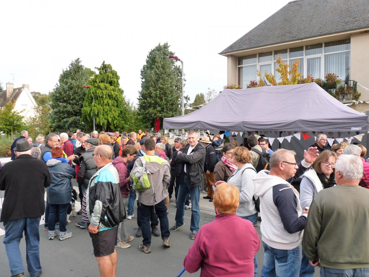 Arrivée sur la place de Noyers Bocage pour le départ