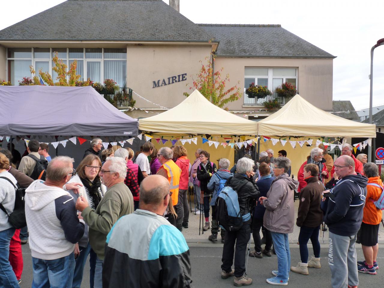 Partages sur la place de Noyers Bocage en buvant un café