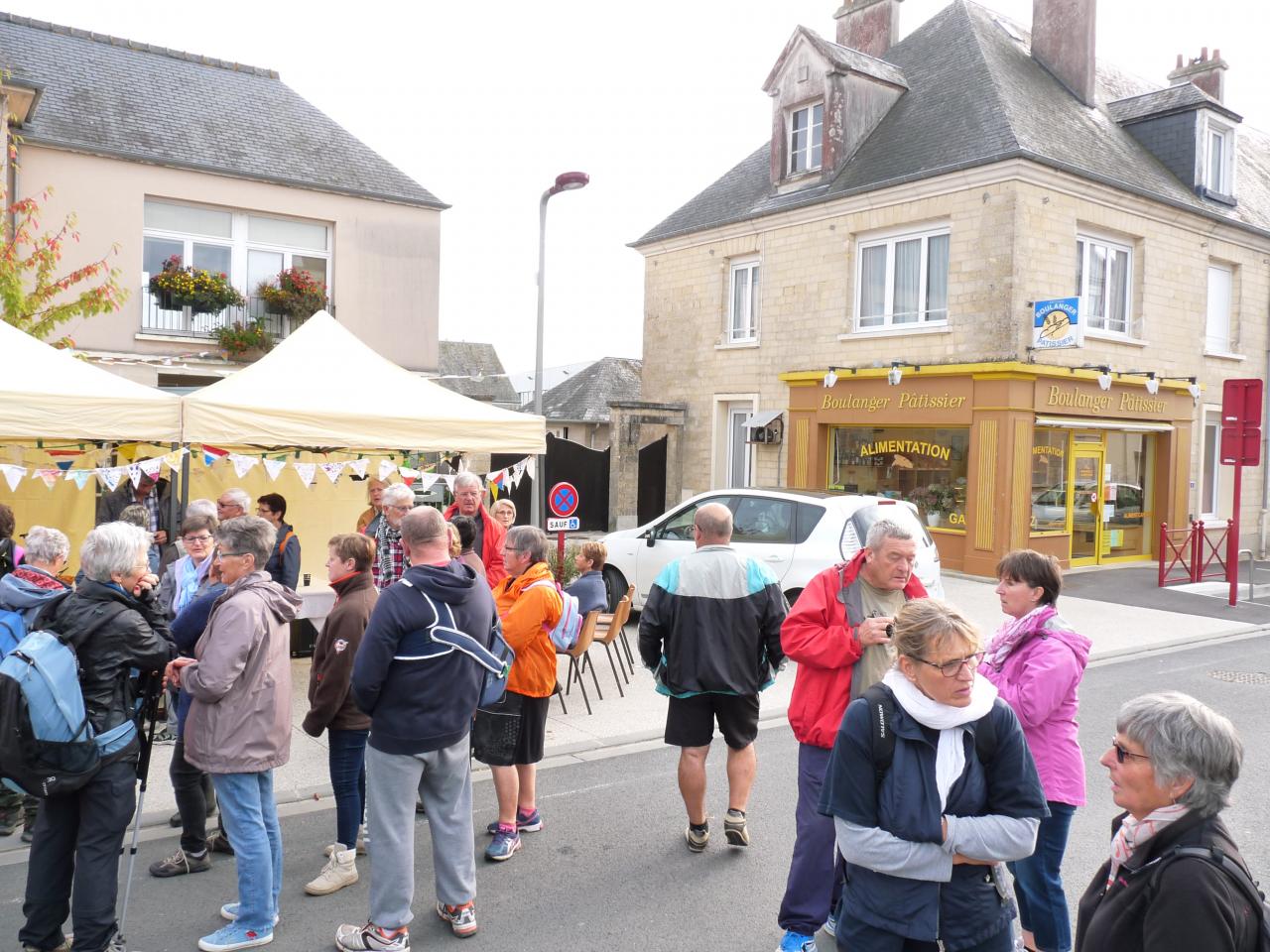 Echange sur la place de Noyers Bocage avant le départ