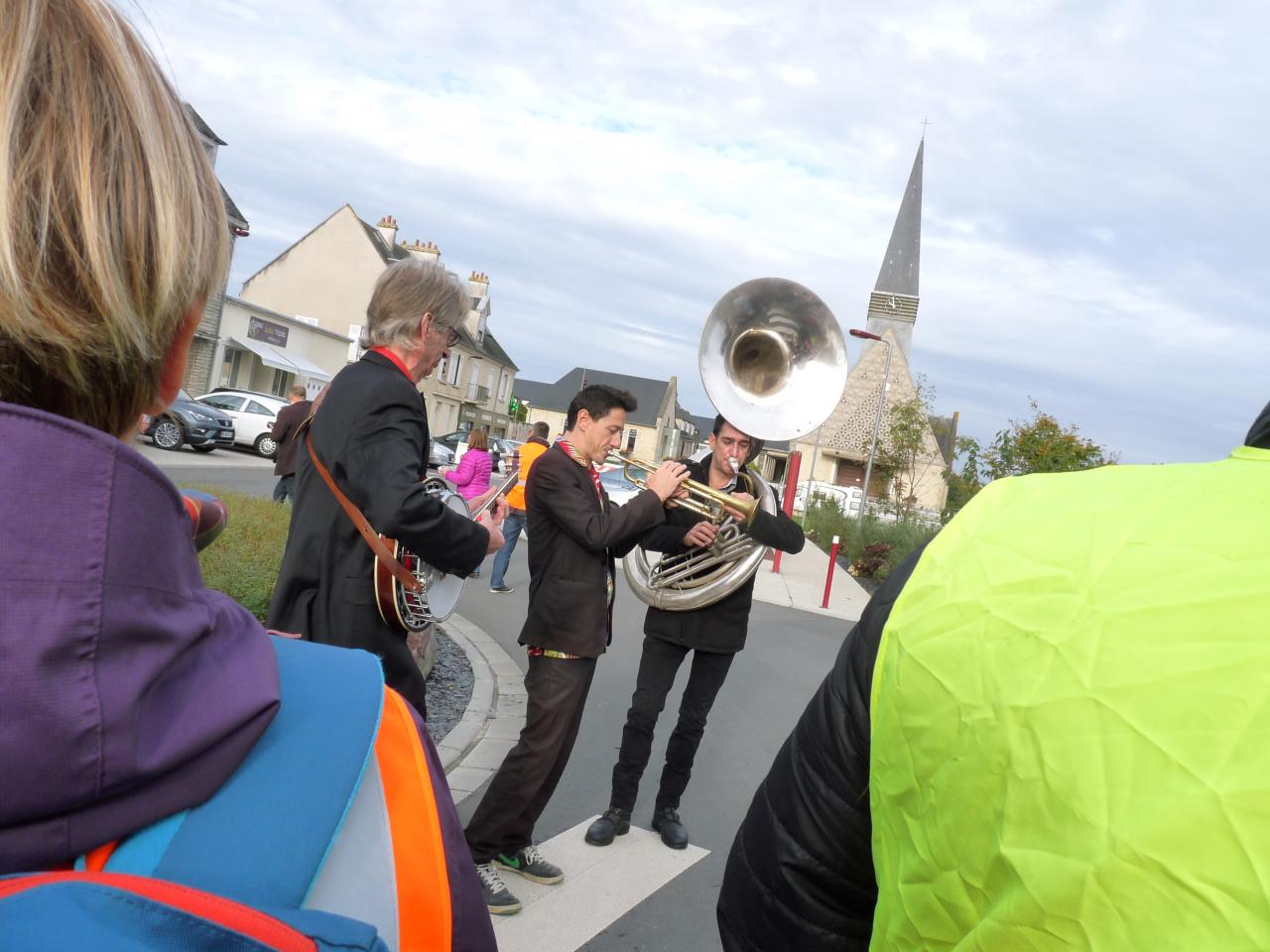 Fanfare sur la place de Noyers Bocage