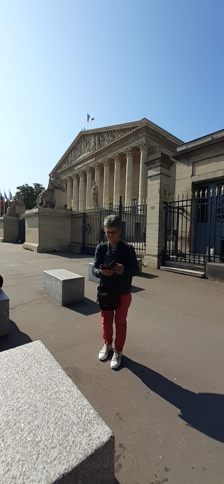 Pierrette devant l'Assemblée Nationale