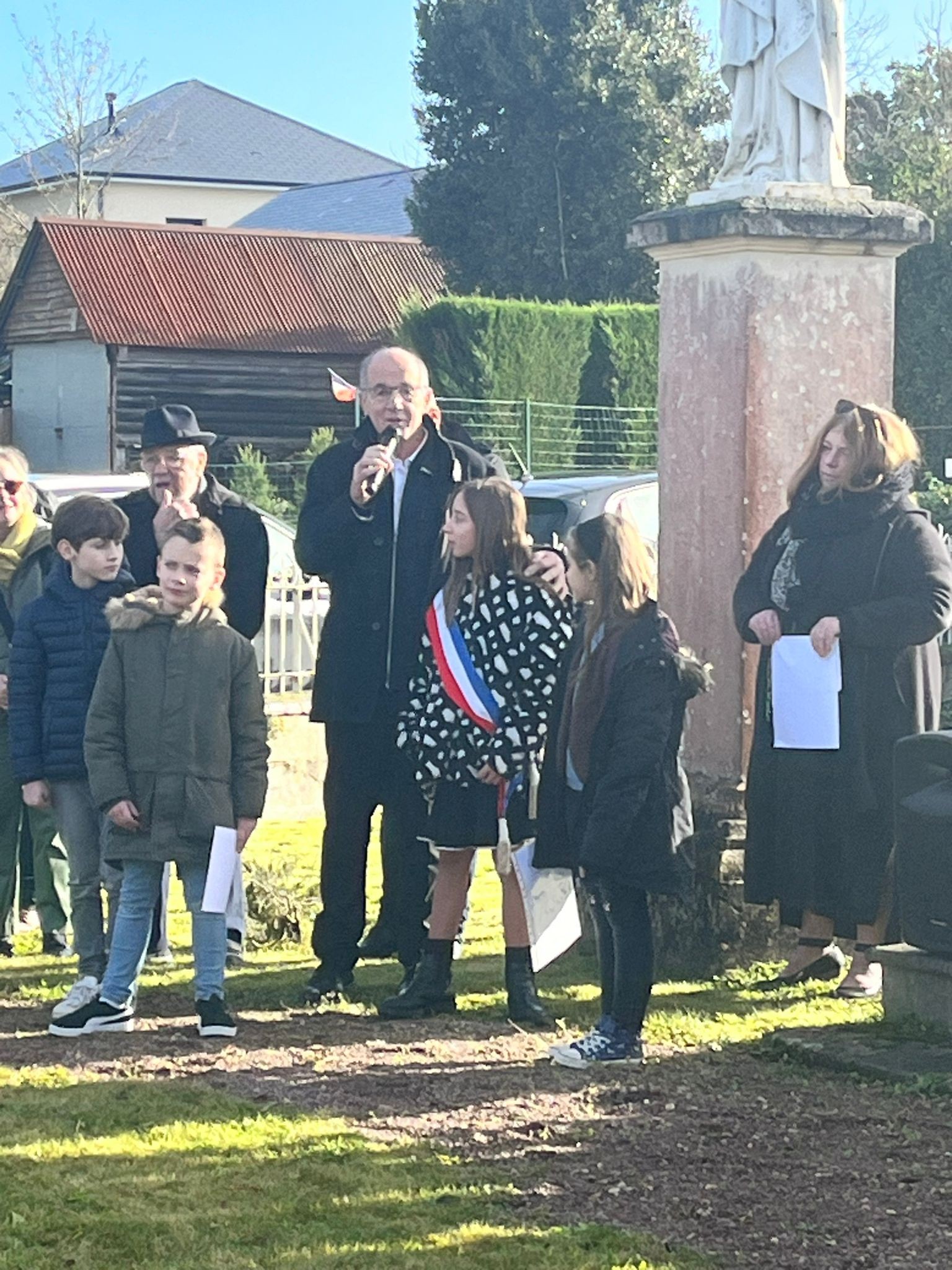 Présentation de la maire des enfants de Val D'Arry par monsieur le maire