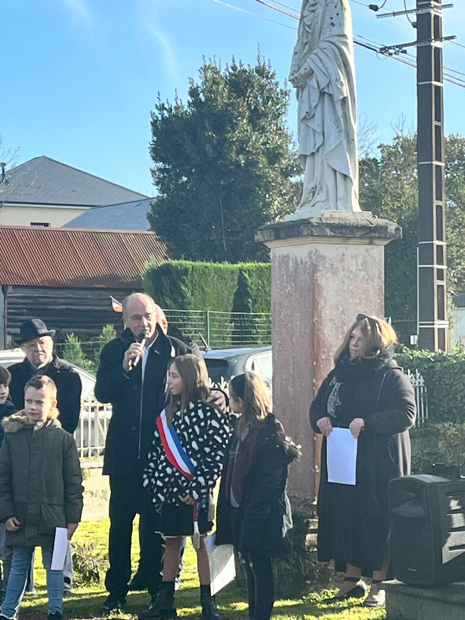 Présentation de la maire des enfants de Val D'Arry par monsieur le maire