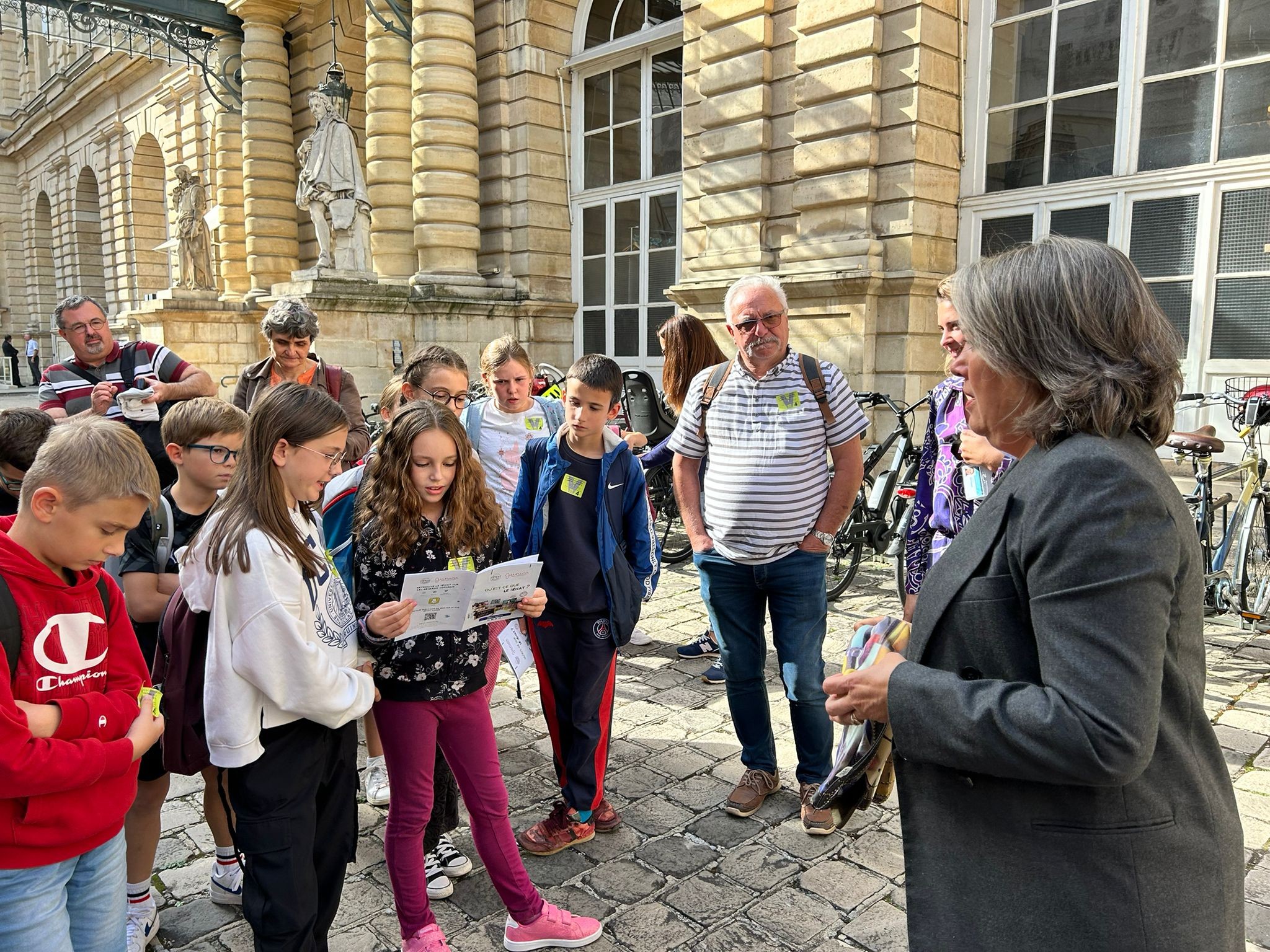 Sénatrice Sonia de la Provôté accueillant ses invites de VAL d'ARRY