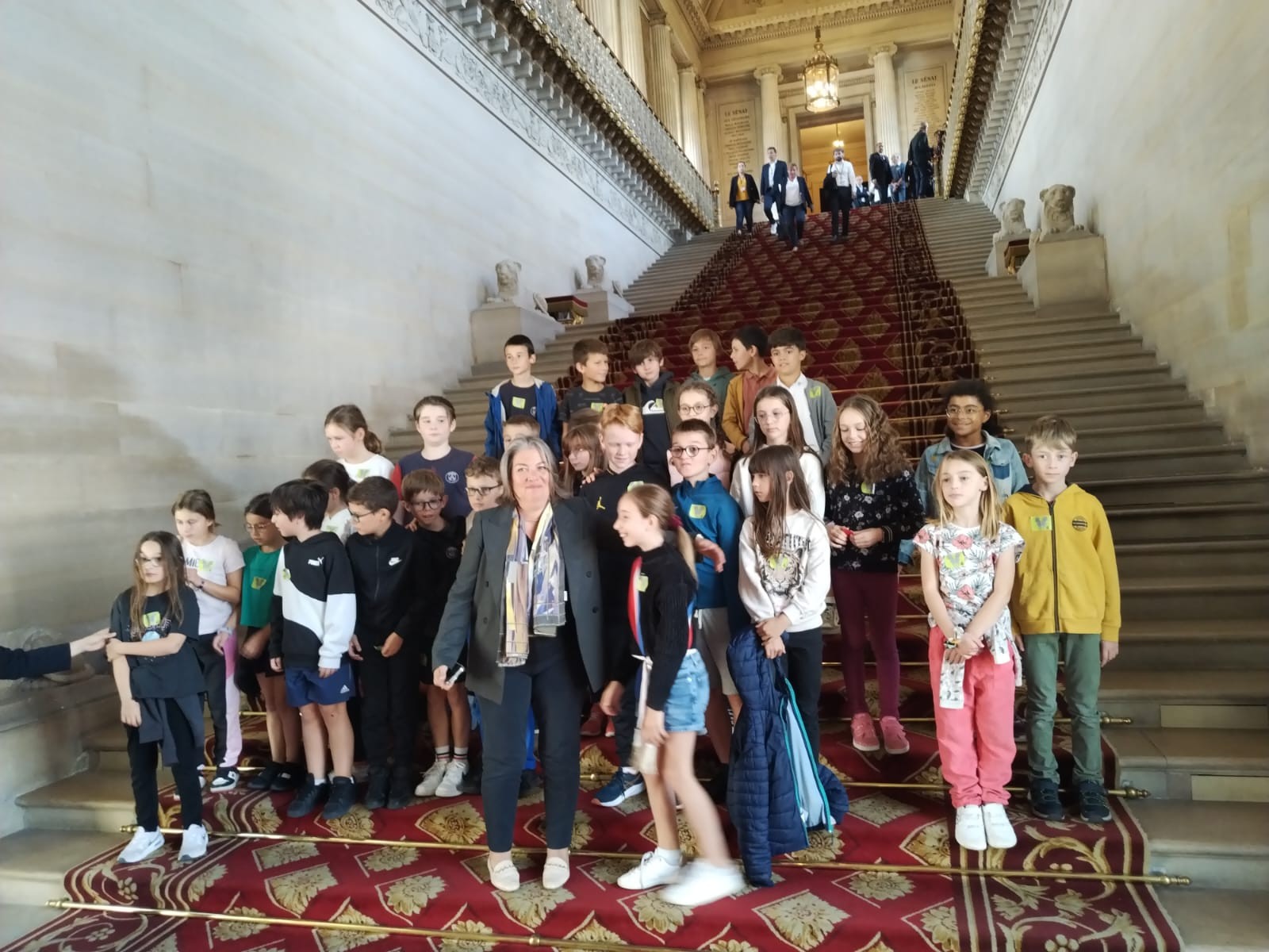 Sonia la Provôté sénatrice avec le groupe de VAL d'ARRY dans l'escalier d'honneur