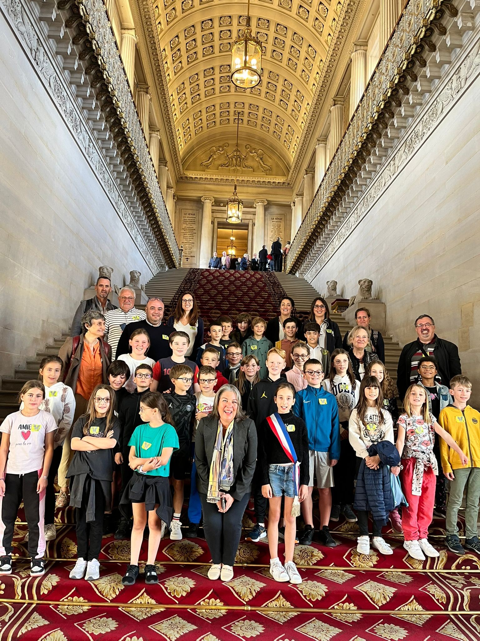 Sonia la Provôté sénatrice thalia maire des enfants avec le groupe de VAL d'ARRY