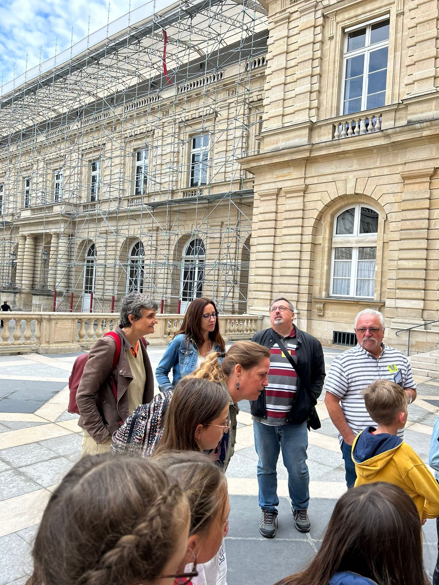 Sur la terrasse de l'entrée du sénat