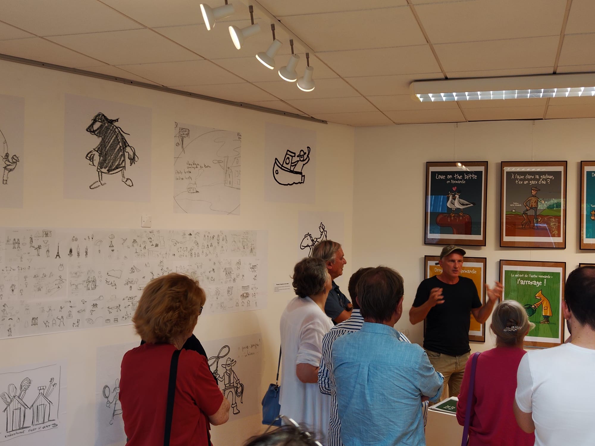 Vernissage presentation de l exposition par sylvain guchard devant les croquis 2