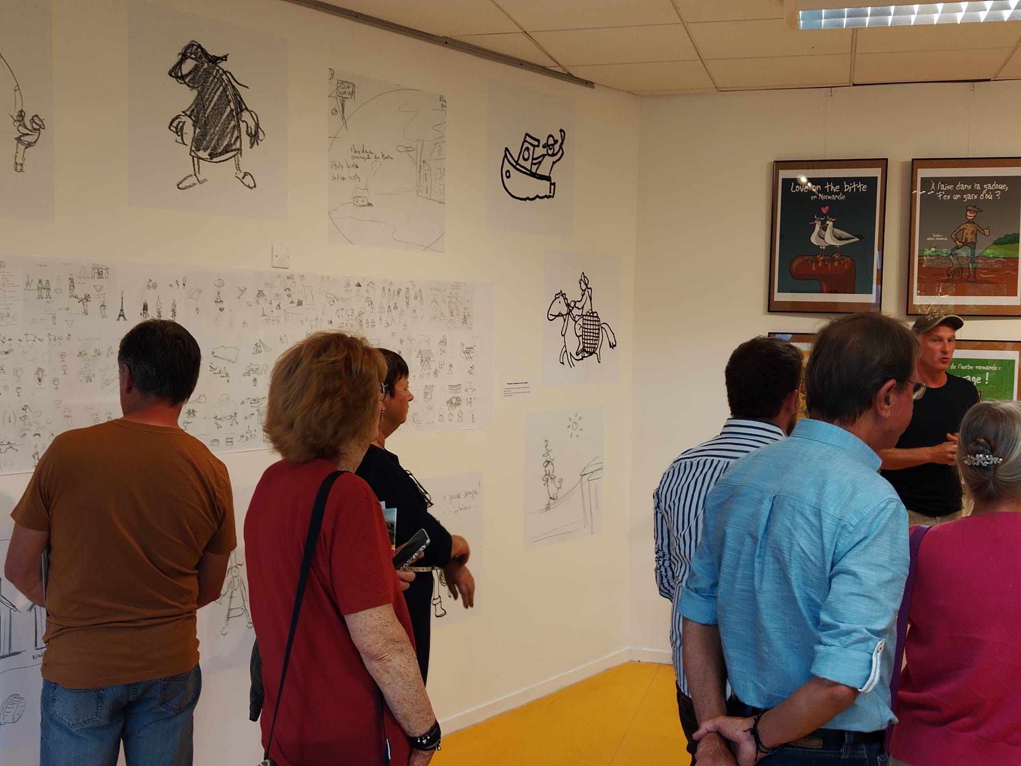 Vernissage presentation de l exposition par sylvain guchard devant les croquis