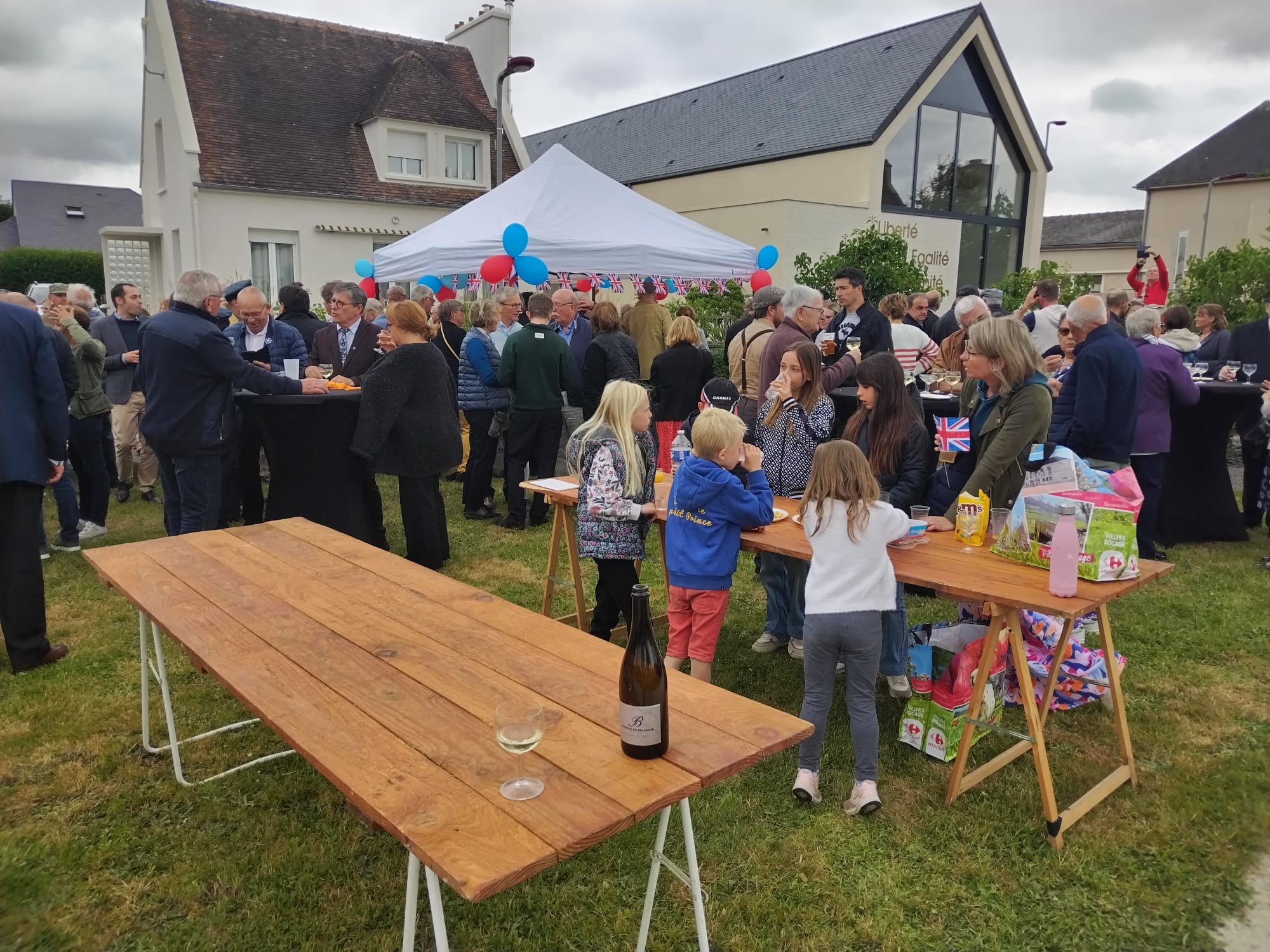 Verre de l amitie sur la place de noyers bocage n 2