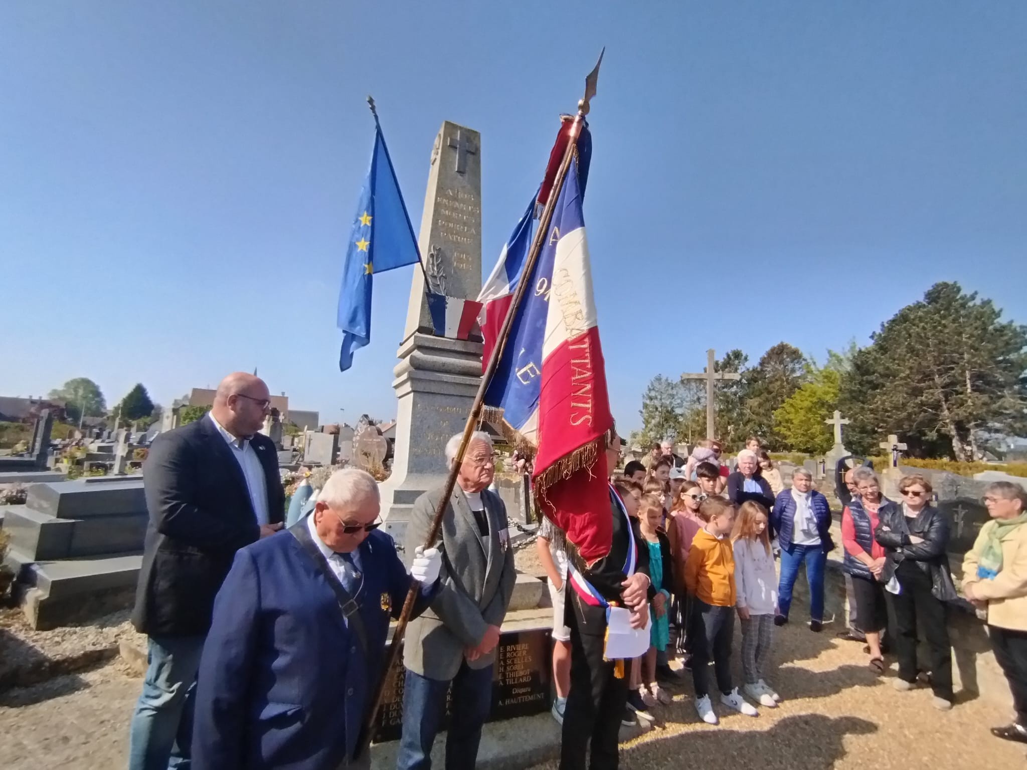 Chant des partisans entonné par les enfants de l'école