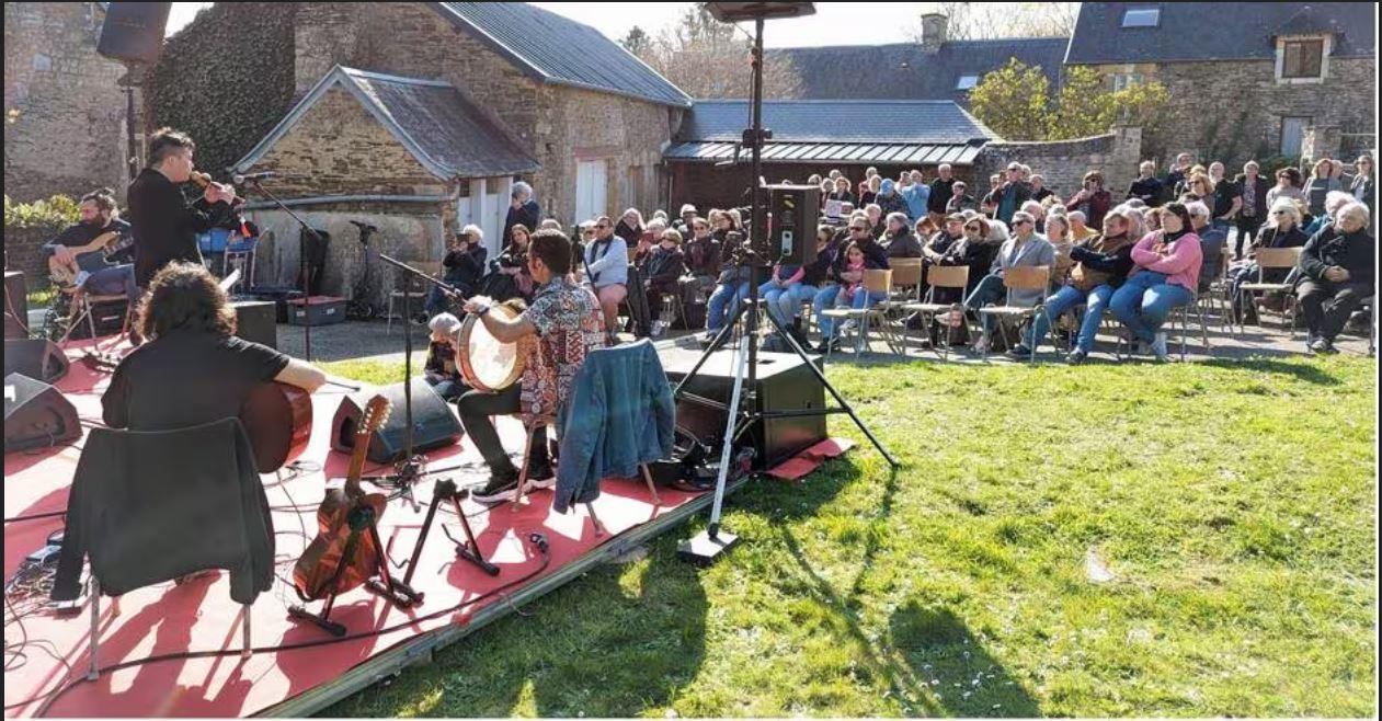 Photo de l article sur l inauguration du centre d art en milieu rural