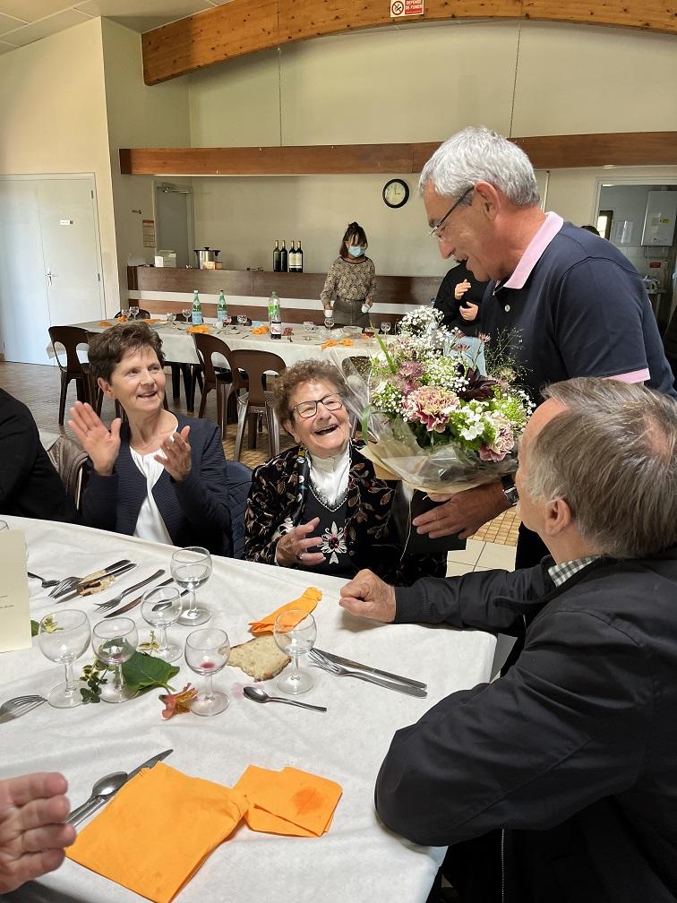 Remise de fleurs à nos ainés